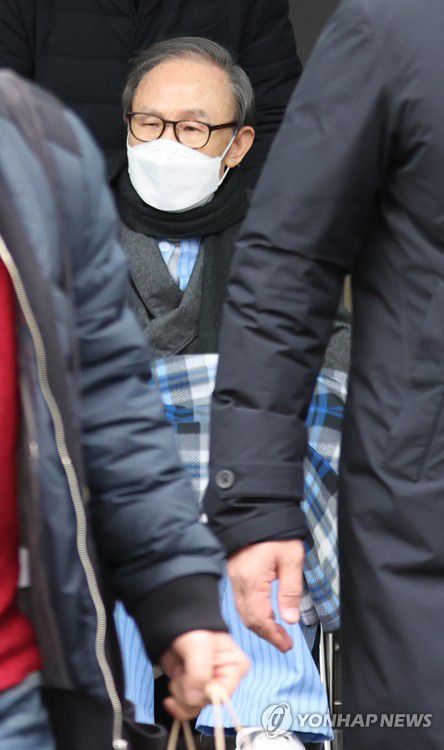 이명박 전 대통령 일시 석방(서울=연합뉴스) 검찰이 28일 경기 안양교도소에 복역 중인 이명박 전 대통령에 대한 3개월 형집행정지를 결정했다. 형집행정지 결정에 따라 이 전 대통령은 횡령과 뇌물 등 혐의로 징역 17년을 확정 판결받고 수감된 지 1년 7개월 만에 일시 석방된다.     사진은 지난 2021년 2월 10일 서울동부구치소 수감 도중 기저질환 치료를 위해 50여 일 간 서울 종로구 서울대학교병원에서 치료를 받은 이명박 전 대통령이 퇴원하는 모습. 2022.6.28 [연합뉴스 자료사진] photo@yna.co.kr