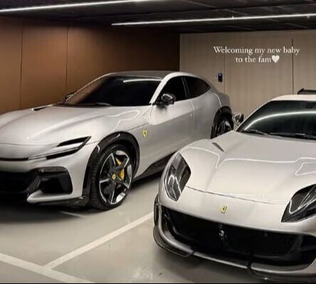 그룹 블랙핑크 리사가 새로 구입한 슈퍼카 두 대를 공개하며 화제가 됐다. 리사 인스타그램 캡처