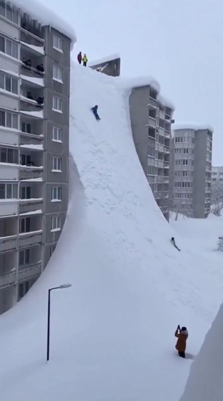 이달 캄차카반도에 폭설이 이어진 가운데 SNS에 현지 상황이라며 화제가 된 영상 캡처. 약 10층 높이 건물에서 사람들이 쌓인 눈을 타고 내려오고 있는 것처럼 보인다. 인공지능(AI)로 생성된 가짜 영상이라는 분석이 나왔다. 엑스 갈무리