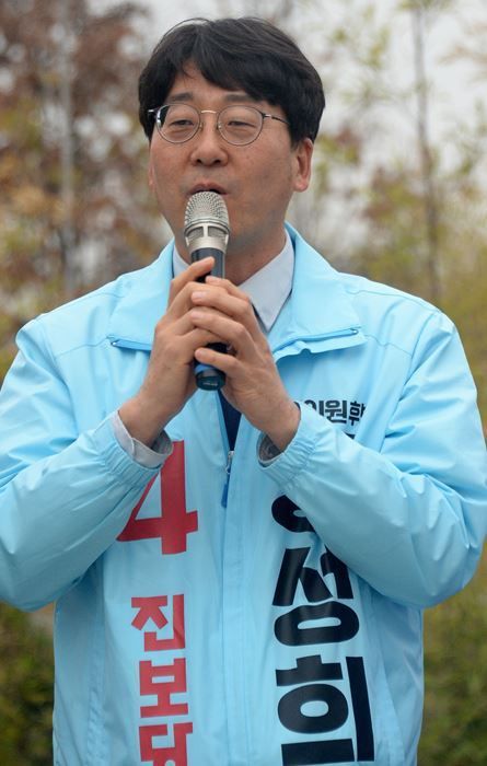 지난달 25일, 4·5 국회의원 재보선에 출마한 강성희 진보당 후보가 전북 전주시 전주문학대공원서 열린 식목일 행사를 찾아 인사말을 하고 있다. ⓒ뉴시스