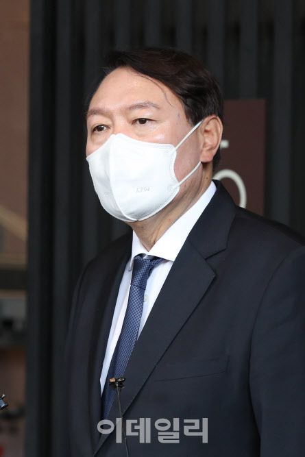 야권 유력 대권주자인 윤석열 전 검찰총장이 최근 여론조사에서 여권 주자인 이재명 경기지사와 이낙연 전 더불어민주당 대표에 잇따라 밀리고 있다는 결과가 나왔다.(사진=이데일리DB)