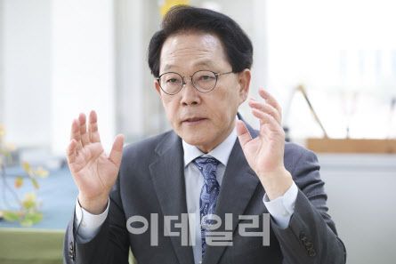 양기호 성공회대 교수(전 고베총영사)가 구로구 성공회대 사무실에서 인터뷰를 하고 있다. (사진=이영훈 기자)