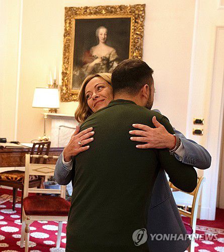 포옹하는 멜로니와 젤렌스키[로이터/이탈리아 정부 연합뉴스. 재판매 및 DB 금지]