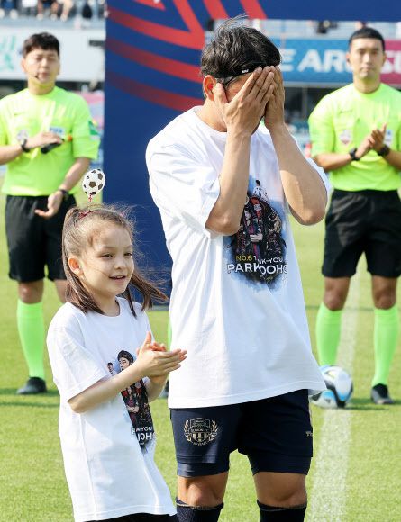 경기 전 열린 은퇴식에서 눈물을 흘리는 박주호. 수원=연합뉴스