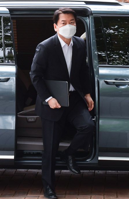 안철수 대통령직 인수위원장이 24일 서울 종로구 통의동 인수위 천막 기자실 앞에서 문재인정부의 재정 문제를 비판했다. (사진=인수위사진기자단)