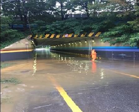 물에 잠긴 지하차도[인천소방본부 제공. 재판매 및 DB 금지]