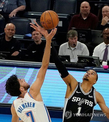 웸반야마(오른쪽)와 홈그렌의 공 다툼[AFP=연합뉴스]
