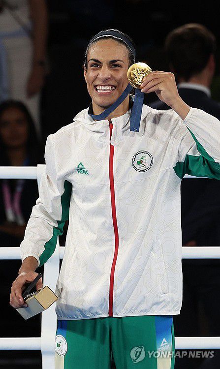 금메달에 입맞춤(파리=연합뉴스) 신준희 기자 = 9일(현지시간) 프랑스 파리 롱랑가로스 경기장에서 열린 2024 파리올림픽 복싱 여자 66kg급 결승전에서 성별 논란에 휩싸였던 알제리의 이마네 칼리프가 금메달을 딴 뒤 포즈를 취하고 있다. 2024.8.10 hama@yna.co.kr