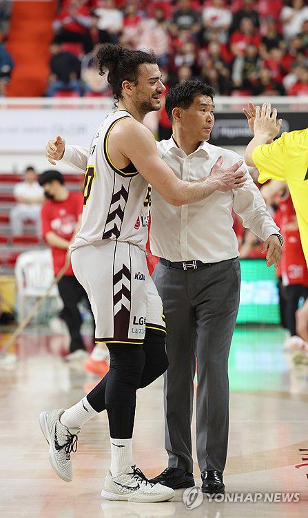 마레이 격려하는 조상현 감독(울산=연합뉴스) 김용태 기자 = 28일 울산 동천체육관에서 열린 2024-2025 KCC 프로농구 4강 플레이오프 울산 현대모비스와 창원 LG의 3차전에서 LG 조상현 감독이 마레이를 격려하고 있다. 2025.4.28 yongtae@yna.co.kr