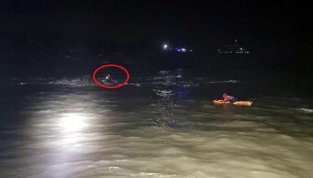 갯바위에 고립된 남성 구조 모습[태안해양경찰서 제공. 재판매 및 DB 금지]