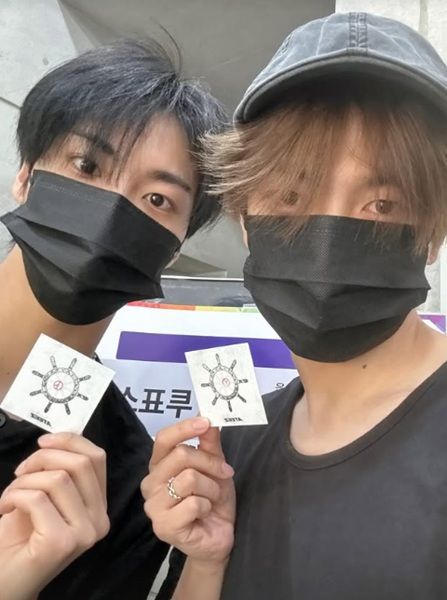 [서울=뉴시스] 그룹 '에이티즈' 홍중과 성화.(사진=홍중 인스타그램) 2025.06.03 photo@newsis.com *재판매 및 DB 금지