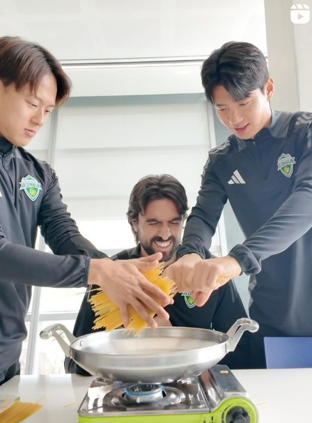 전진우(오른쪽)가 파스타 면을 부러뜨리자 괴로워하는 콤파뇨(가운데). [전북 SNS 캡처]