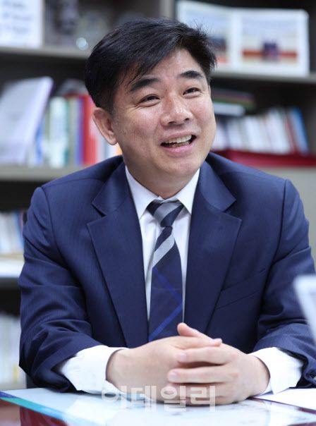 [이데일리 노진환 기자] 김병욱 더불어민주당 의원이 12일 오전 서울 여의도 국회 의원회관에서 이데일리와 인터뷰를 하고 있다.