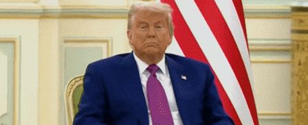 도널드 트럼프 미국 대통령이 13일 사우디아라비아 수도 리야드의 왕궁에서 무함마드 빈살만 왕세자와 만나 6000억원 달러(약 850조원) 규모의 협정을 체결하는 도중 조는 듯한 모습이 포착됐다. /X(옛 트위터) @atrupar