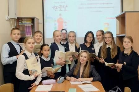 한국어를 배우는 제자들과 함께 기념촬영한 류드밀라 교사(사진 가운데)[새고려신문 제공]