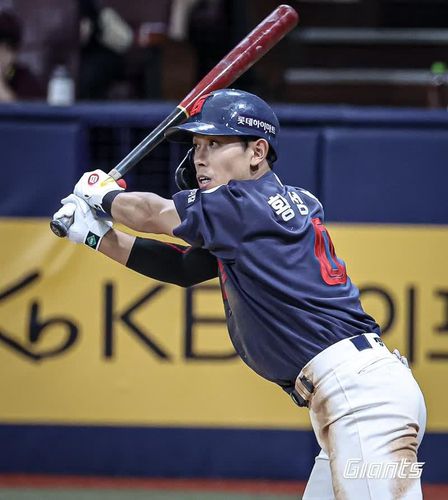 롯데 자이언츠 황성빈(서울=연합뉴스) 롯데 황성빈이 23일 서울시 구로구 고척스카이돔에서 열린 프로야구 키움과 방문 경기, 5회 우중간에 타구를 보내고 있다. [롯데 자이언츠 제공. 재판매 및 DB금지]