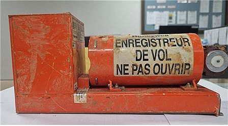 사고 여객기에서 수거한 음성기록장치(서울=연합뉴스) 무안국제공항 제주항공 여객기 사고 원인 규명에 핵심적 역할을 할 블랙박스 비행기록장치(FDR)가 일부 부품 파손 탓에 미국으로 옮겨져 분석 작업을 거치게 됐다. 또다른 블랙박스인 조종실 음성기록장치(CVR)는 데이터 추출 작업이 마무리돼 앞으로 약 이틀 안에 파일 변환을 마치고 분석에 들어갈 예정이다. 사진은 사고 여객기에서 수거한 음성기록장치(CVR). 2025.1.1 [국토교통부 제공. 재판매 및 DB금지] photo@yna.co.kr