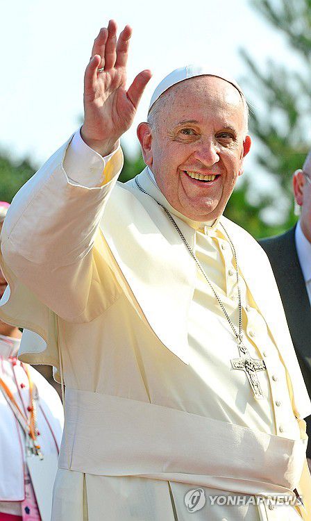김대건 신부 생가터 찾은 교황(서울=연합뉴스) 프란치스코 교황이 2014년 8월 15일 충남 당진 솔뫼성지를 찾아 신자들에게 손을 들어 인사하는 교황 모습. [연합뉴스 자료사진] photo@yna.co.kr