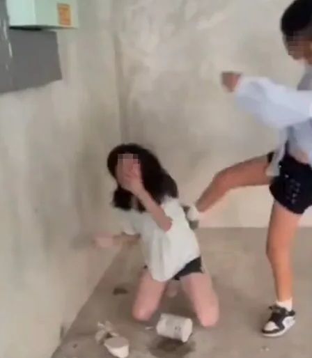 중국 쓰촨성에서 14세 여학생이 동급생들에게 집단 폭행을 당한 사건이 알려지면서 현지에서 대규모 시위가 발생하는 등 사회적 파장이 확산되고 있다. 피해자가 폭행을 당하는 모습. 〈사진출처: 웨이보〉 2025.08.06/뉴시스