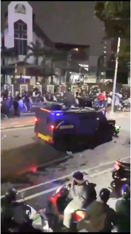 [서울=뉴시스] 현지 매체 자카르타 글로브와 안타라통신 등에 따르면 28일(현지 시간) 수도 자카르타 국회의사당 앞에서 경찰 기동여단 전술 차량이 시위대 진압 과정에서 오토바이 호출 서비스 운전자 아판 쿠르니아완(21)을 들이받았다. 그는 병원으로 옮겨졌으나 끝내 숨졌다. (사진= 틱톡 갈무리) 2025.08.29. *재판매 및 DB 금지