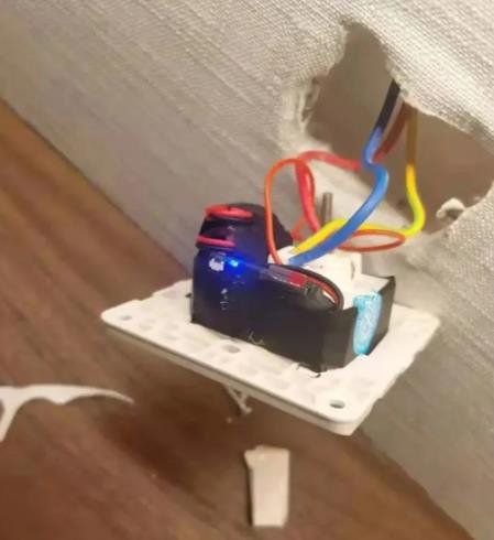 17층 객실 콘센트를 뜯어내자 비누 크기만한 몰카가 설치돼 있었고 발견 당시에도 작동중이었다. [지무뉴스 캡쳐]