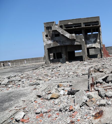 군함도 견학하는 관광객(하시마=연합뉴스) 이세원 특파원 = 1일 오전 일본 나가사키현 하시마(일명 '군함도')에서 관광객들이 견학 통로를 따라 이동하고 있다. 과거에 중국인 수용소가 있었던 자리와 가까운 위치였지만 가이드는 이에 관해 설명하지 않았다.