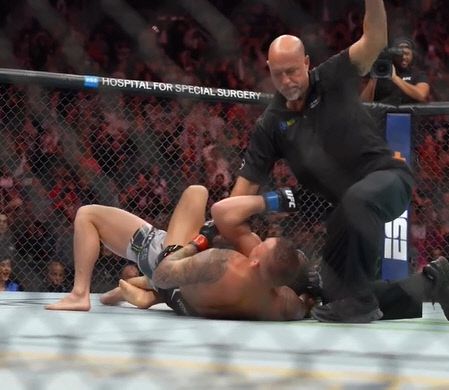 라이트급 랭킹 2위 더스틴 포이리에(33·미국)가 랭킹 5위 마이클 챈들러(36·미국)를 상대로 치열한 혈전 끝에 3라운드 2분 서브미션 승을 거뒀다. 사진 | UFC