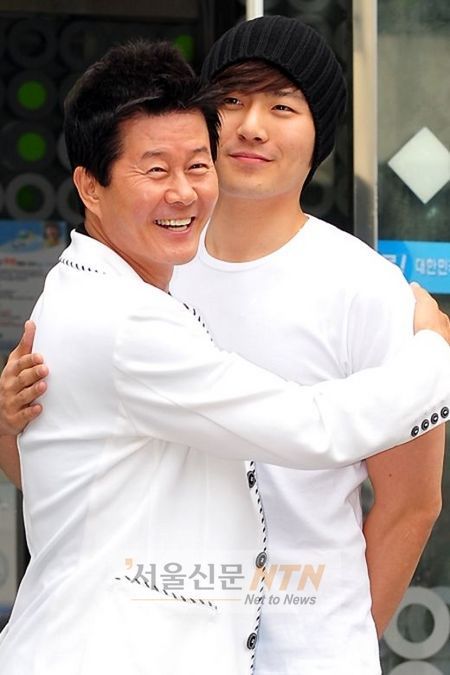 가수 이루(오른쪽)와 태진아