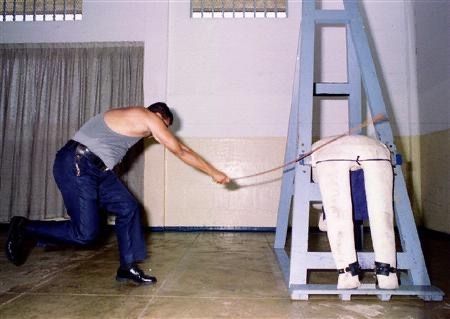 싱가포르의 태형 장면. 커뮤니티 캡처