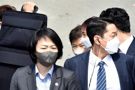 [대구=뉴시스] 이무열 기자 = 박근혜 전 대통령이 24일 오후 대구 달성군 유가읍 사저 앞에서 인사말 도중 소주병이 날아와 경호원들이 박 전 대통령을 둘러싸고 있다. 2022.03.24.