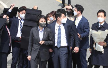 (대구=뉴스1) 공정식 기자 = 박근혜 전 대통령이 24일 오후 대구 달성군 유가읍 쌍계리 사저 앞에 도착해 차량에서 내려 대국민 메시지를 발표하는 도중 한 남성이 소주병 던지며 소동을 일으키자 경호원들의 경호를 받고 있다. 2022.3.24/뉴스1