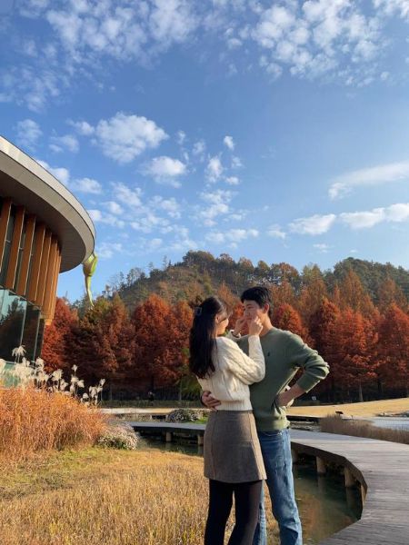 1주년을 축하드려요, 두 분. 뒷모습과 앞모습만 보아도 잘 어울리는 선남선녀./사진=지현님 남자친구분 제공