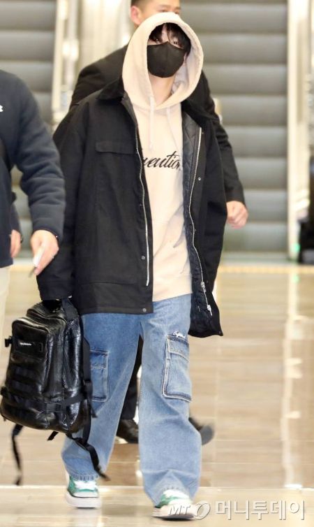그룹 방탄소년단(BTS) 정국이 일본 일정을 위해 23일 오후 서울 강서구 김포국제공항을 통해 출국하고 있다. 2013.11.23 /사진=임성균