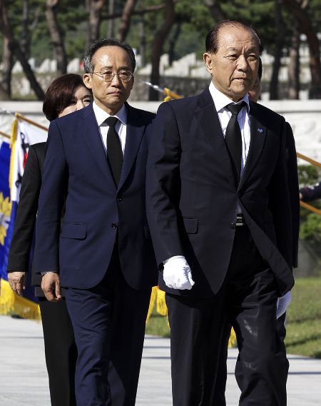 [서울=뉴시스] 정병혁 기자 = 황우여(오른쪽) 국민의힘 비상대책위원장과 추경호 원내대표 등 국민의힘 신임 지도부가 14일 서울 동작구 국립서울현충원을 찾아 현충탑 참배를 마친 뒤 이동하고 있다. 2024.05.14. jhope@newsis.com /사진=정병혁