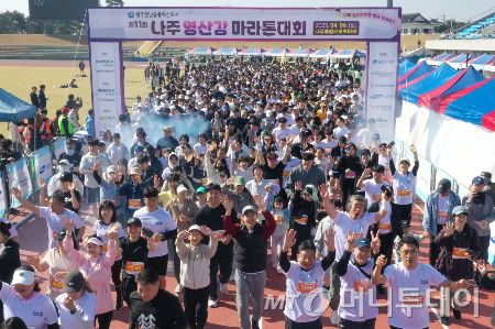 [나주=뉴시스] 이영주 기자 = 뉴시스광주전남본부·엠디에스앤씨 주최, 나주마라톤동호회가 주관하는 '제11회 나주영산강마라톤대회'가 열린 6일 오전 전남 나주종합스포츠파크에서 마라톤 5㎞ 참가자들이 출발하고 있다. 2025.04.06. leeyj2578@newsis.com /사진=