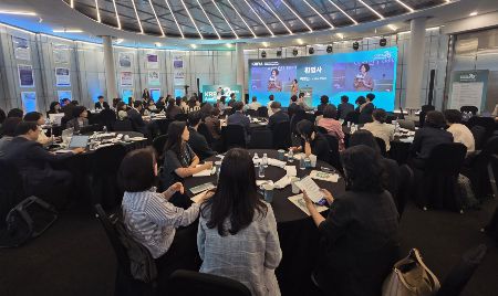 한국글로벌의약산업협회가 창립 25주년을 맞아 24일 서울 반포한강공원 채빛섬에서 ‘'환자를 위한 정책포럼'을 개최했다. 이영신 협회 부회장이 환영사하는 모습./사진=박정렬 기자