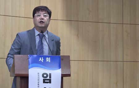 건국대 의대 이승현 교수가 29일 국회에서 열린 보툴리눔 톡신 국가핵심기술 지정 관련 토론회에서 발표하고 있다./사진=박정렬 기자