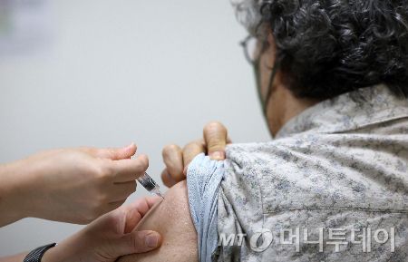 [대구=뉴시스] 이무열 기자 = 75세 이상 고령층에 대한 인플루엔자(독감) 무료 접종이 시작된 15일 대구의 한 병원에서 어르신이 독감 무료 예방 접종을 받고 있다. 2025.10.15. lmy@newsis.com /사진=이무열