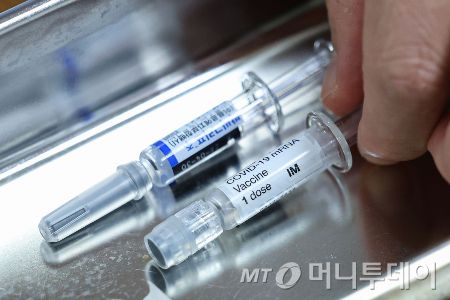 29일 서울 시내 한 이비인후과 의원에 코로나19 백신과 독감 백신이 놓여있다./사진=[서울=뉴시스] 권창회 기자