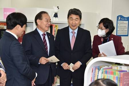 구포돌봄센터를 방문한 참석자들. 부산시교육청