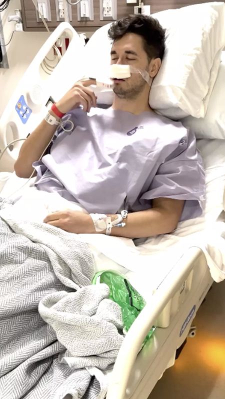 수술 후 마취가 깨어나면 스페인어 실력이 늘어난다는 미국의 스티븐 체이스. /사진=이코노믹타임스 캡처