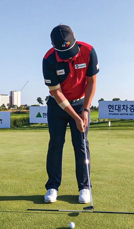 임성재는 가장 직관적으로 볼을 원하는 곳으로 보내는 퍼팅 방법으로 ‘직선 스트로크’를 권장한다. 연습하기도 쉽다. 집에서도 얼라인먼트 스틱이나 빈 샤프트, 아이언 등을 바닥에 놓고 발끝을 맞춰 선 뒤 퍼터 안쪽과 스틱의 간격을 유지하며 스트로크 연습을 하면 된다.