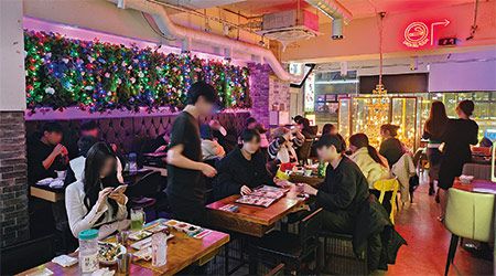 신오쿠보 한인타운에 위치한 한 한국식 주점. 밤 12시가 지난 시간에도 손님들로 북적인다. (문지민 기자)