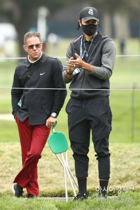 스테픈 커리(오른쪽)와 교습가 숀 폴리가 PGA챔피언십 최종일 7번홀에서 선수들의 플레이를 보고 있다. 샌프란시스코(美 캘리포니아주)=Getty images/멀티비츠