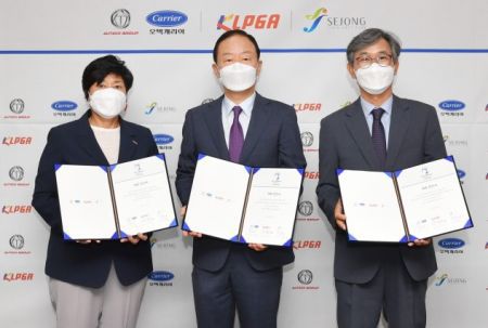 강춘자 KLPGT 대표이사와 강성희 오텍그룹 회장, 정용원 세종개발 대표이사(왼쪽부터)가 오텍캐리어챔피언십 조인식에서 기념 촬영을 하고 있다. 사진=KLPGA