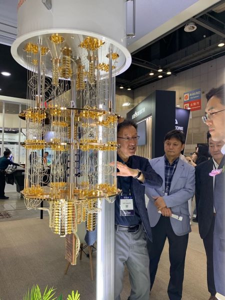 이용호 한국표준연구원 초전도양자컴퓨팅시스템연구단장이 퀀텀코리아2024에 전시된 50큐비트초전도양자컴퓨터 모형을 설명하고 있다. 사진=한국표준연구원