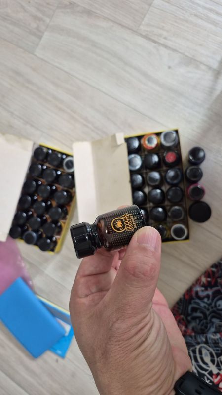 부산세관 수사관이 A씨가 밀수한 러쉬 현품을 확인하고 있다. 관세청 부산본부세관 제공