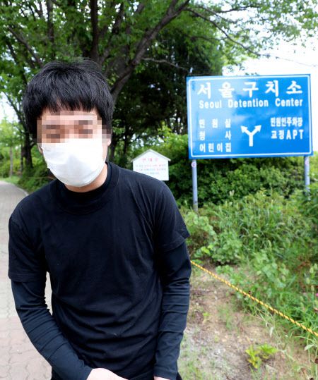 세계 최대 아동 성 착취물 사이트 ‘웰컴 투 비디오’ 운영자인 손정우가 지난달 6일 오후 법원의 미국 송환 불허 결정으로 석방돼 경기도 의왕시의 서울구치소를 나서고 있다. (사진=연합뉴스)