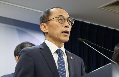 고학수 개인정보보호위원회 위원장이 28일 서울 종로구 정부서울청사에서 SK텔레콤 개인정보 유출사고 제재처분 의결과 관련해 브리핑하고 있다.(사진=연합뉴스)