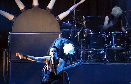 마릴린 맨슨이 2016년 내한 공연에서 노래하고 있다./조선DB